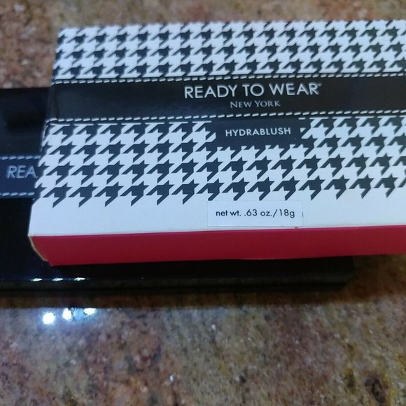 Ready To Wear HYDRABLUSH Moisturizing Luminous Blush - Picture 4 of 5